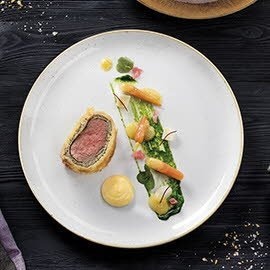 Polędwica Wellington podana z sosem béarnaise, marchewką w pomarańczy na purée szpinakowym Polędwica Wellington podana z sosem béarnaise, marchewką w pomarańczy na purée szpinakowym