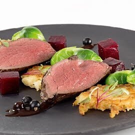 Polędwica z jelenia z plackami z kiszoną kapustą i sosem z czarnej porzeczki Polędwica z jelenia z plackami z kiszoną kapustą i sosem z czarnej porzeczki