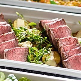 Rostbef pieczony w niskiej temperaturze, podawany na ziemniakach z rozmarynem i sosem bearnaise Rostbef pieczony w niskiej temperaturze, podawany na ziemniakach z rozmarynem i sosem bearnaise