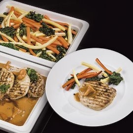 Schab grillowany podany z sosem pieprzowym z kurkami