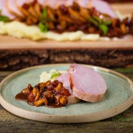 Schab sous-vide z sosem myśliwskim z kurkami Schab sous-vide z sosem myśliwskim z kurkami