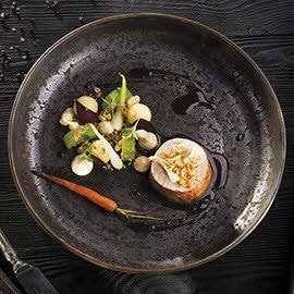 Schab z demi-glace warzywnym i sałatką ziemniaczaną z ogórkiem Schab z demi-glace warzywnym i sałatką ziemniaczaną z ogórkiem