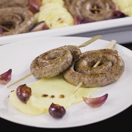 Smażone kiełbaski z puree ziemniaczanym i czerwoną cebulą Smażone kiełbaski z puree ziemniaczanym i czerwoną cebulą