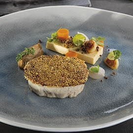 Sznycel panierowany w polencie podany z jajecznym royalem i purée z palonej kapusty