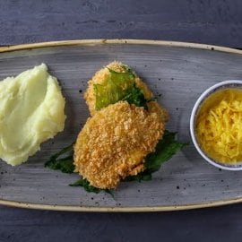 Sznycel wieprzowy z ziemniakami purée i duszoną kapustą z curry Sznycel wieprzowy z ziemniakami purée i duszoną kapustą z curry