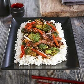 Wołowina w sosie z czarnego pieprzu z kiełkami soi i kalafiorem romanesco Wołowina w sosie z czarnego pieprzu z kiełkami soi i kalafiorem romanesco