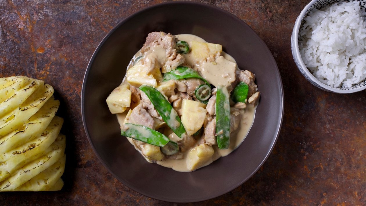 Zielone curry z wieprzowiną, ananasem i groszkiem cukrowym
