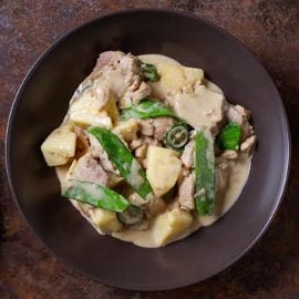 Zielone curry z wieprzowiną, ananasem i groszkiem cukrowym Zielone curry z wieprzowiną, ananasem i groszkiem cukrowym