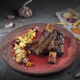 Żeberka wołowe glazurowane w sosie BBQ z warzywami korzeniowymi i kolendrą