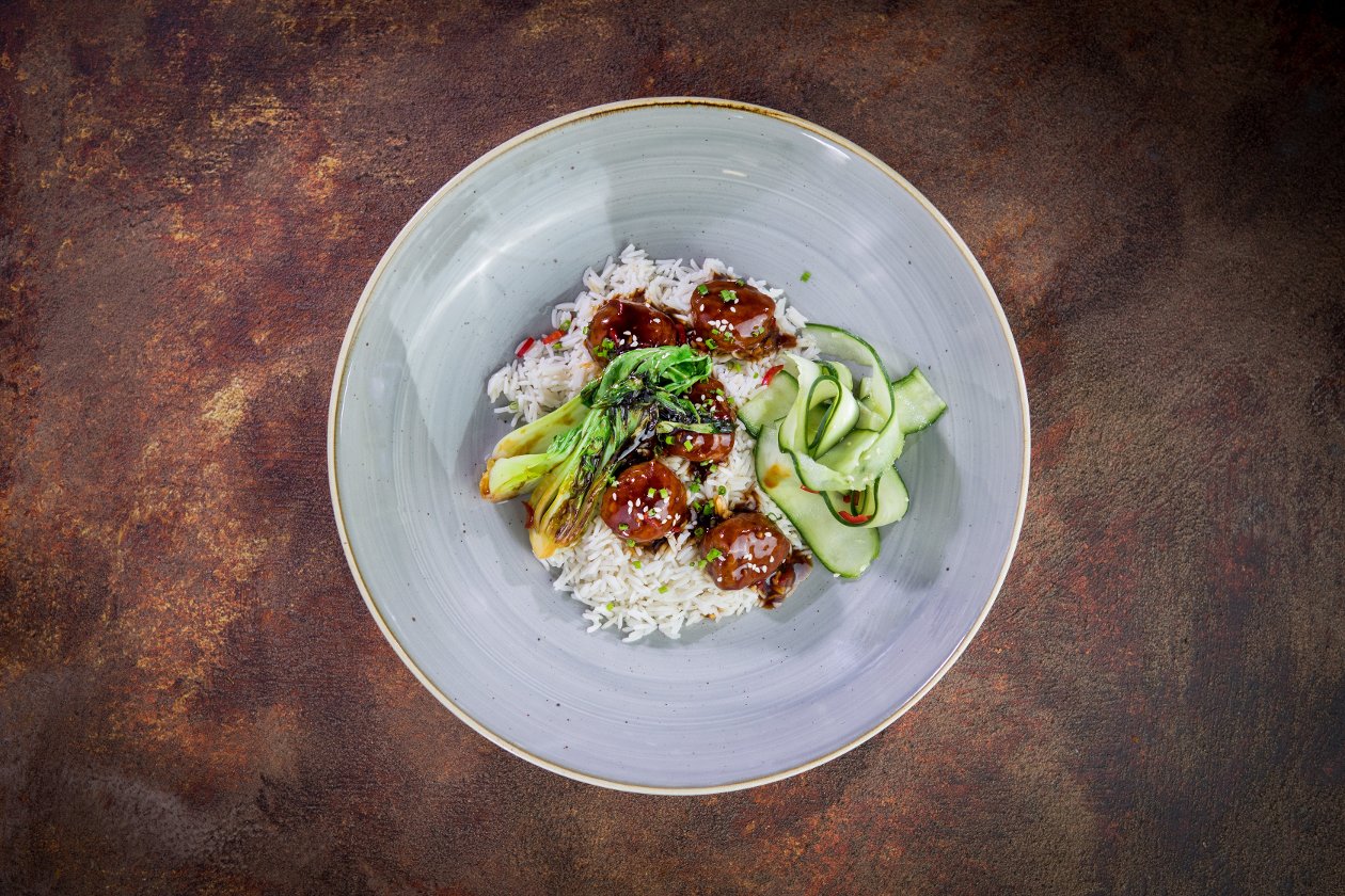 „Jak Klopsiki” glazurowane w sosie sojowo-miodowym z ryżem i sałatką z ogórka (wegetariańskie)