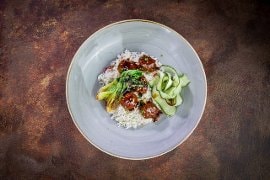 „Jak Klopsiki” glazurowane w sosie sojowo-miodowym z ryżem i sałatką z ogórka (wegetariańskie) „Jak Klopsiki” glazurowane w sosie sojowo-miodowym z ryżem i sałatką z ogórka (wegetariańskie)