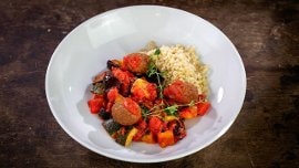 Ratatuille z wegetariańskimi pulpetami z kaszą bulgur Ratatuille z wegetariańskimi pulpetami z kaszą bulgur
