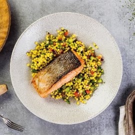 Libańska sałatka Tabbouleh z grillowanym łososiem Libańska sałatka Tabbouleh z grillowanym łososiem