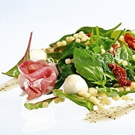 Młode liście szpinaku z makaronem i suszonymi pomidorami Młode liście szpinaku z makaronem i suszonymi pomidorami