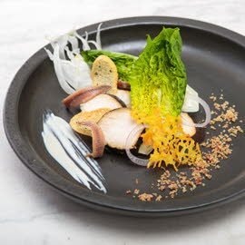 Sałatka Cezar, czarny kurczak, piasek bekonowy Sałatka Cezar, czarny kurczak, piasek bekonowy