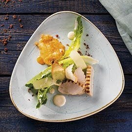 Sałatka Cezar z grillowanym kurczakiem, jajkiem panierowanym w parmezanie i kremowym sosem Sałatka Cezar z grillowanym kurczakiem, jajkiem panierowanym w parmezanie i kremowym sosem