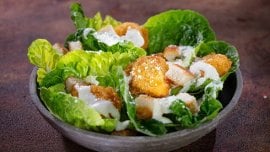 Wegetariańska sałatka Cezar z nuggetsami i kremowym sosem