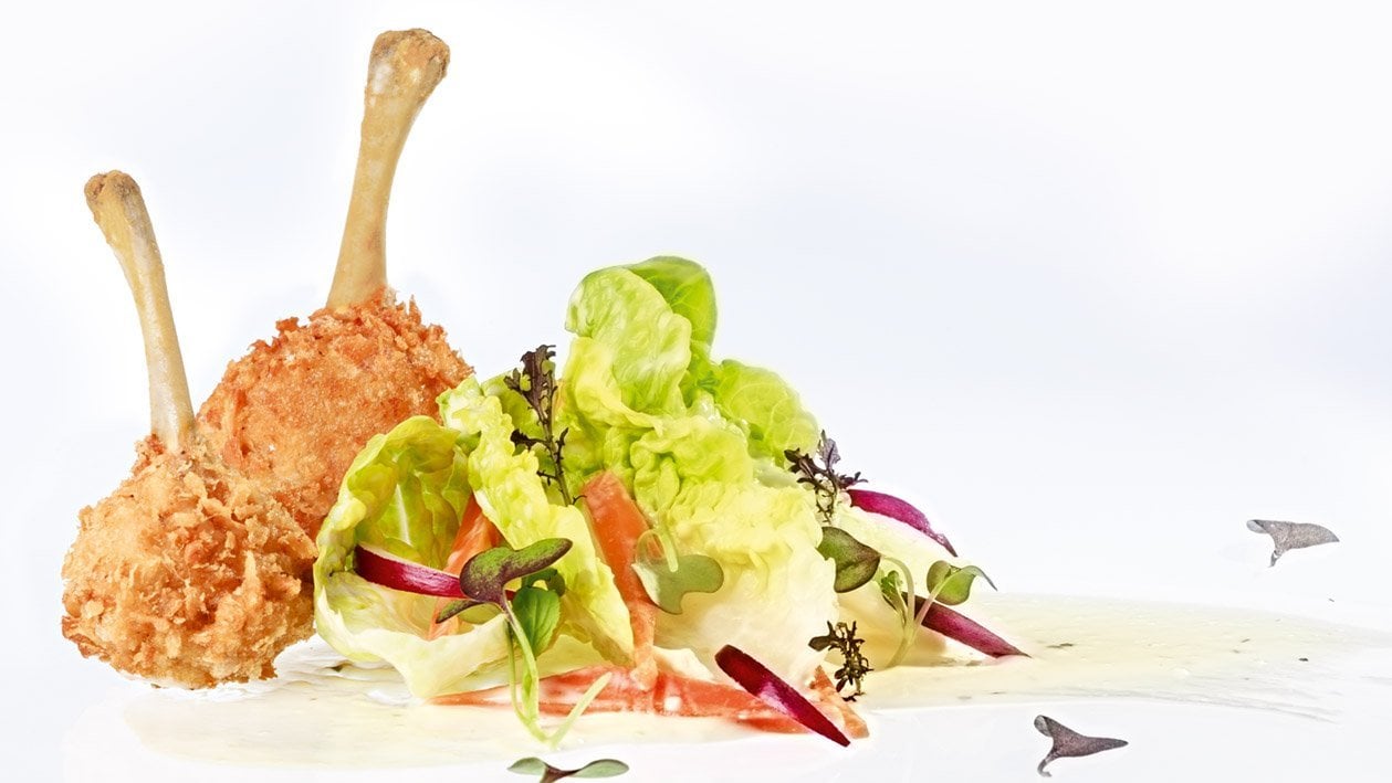 Sałatka z chrupiącym kurczakiem, sałatą rzymską i sosem Cezar – - Przepis