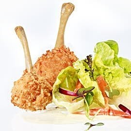 Sałatka z chrupiącym kurczakiem, sałatą rzymską i sosem Cezar