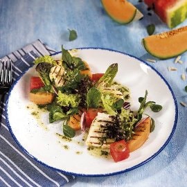 Wegetariańska sałatka z grillowanym melonem, serem halloumi i sosem