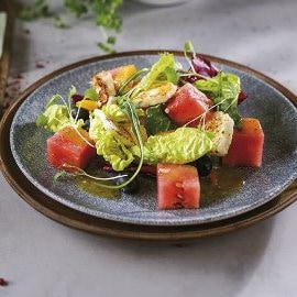 Sałatka z grillowanym serem halloumi i arbuzem Sałatka z grillowanym serem halloumi i arbuzem