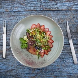 Sałatka z grillowaną wątróbką i truskawkowym vinaigrette Sałatka z grillowaną wątróbką i truskawkowym vinaigrette