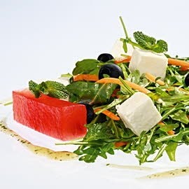 Sałatka z marynowanym arbuzem w syropie z granatów i serem feta Sałatka z marynowanym arbuzem w syropie z granatów i serem feta
