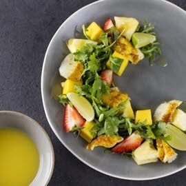 Sałatka z pieczonego dorsza w żółtym curry z mango i ananasem Sałatka z pieczonego dorsza w żółtym curry z mango i ananasem