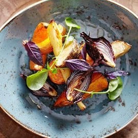 Wegańska sałatka z pieczonych sezonowych warzyw z lekkim dressingiem Wegańska sałatka z pieczonych sezonowych warzyw z lekkim dressingiem