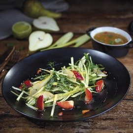 Wegetariańska sałatka z zielonego ogórka, jabłek, truskawek i gruszki