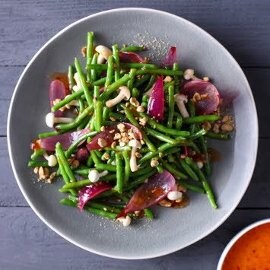 Wegańska sałatka z zielonej fasolki i grzybów shimeji Wegańska sałatka z zielonej fasolki i grzybów shimeji
