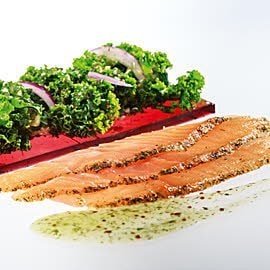 Łosoś Gravlax podany z jarmużem na buraczanej galaretce z sosem miodowo-koperkowym Łosoś Gravlax podany z jarmużem na buraczanej galaretce z sosem miodowo-koperkowym