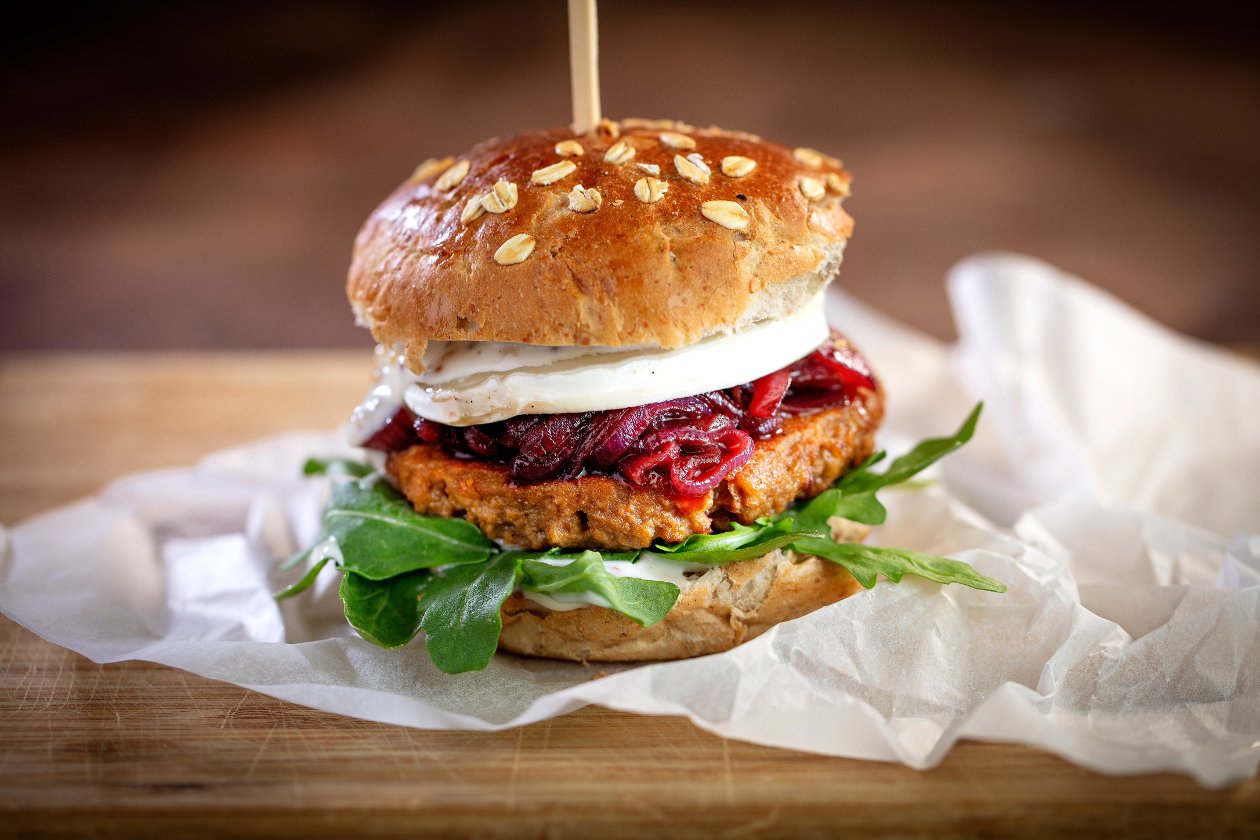 Burger francuski z kozim serem, marmoladą z czerwonej cebuli i rukolą (wegetariański) – - Przepis