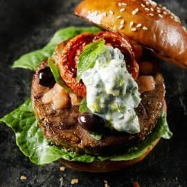 Burger ossobuco z majonezem z gremolatą i pomidorową salsą Burger ossobuco z majonezem z gremolatą i pomidorową salsą