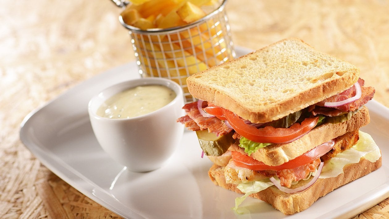 Club sandwich z frytkami i dipem czosnkowym – - Przepis