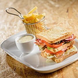 Club sandwich z frytkami i dipem czosnkowym Club sandwich z frytkami i dipem czosnkowym