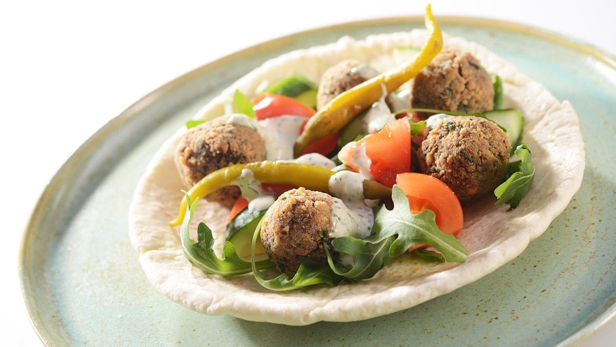 Wegetariański falafel w chlebie pita z sosem czosnkowym – - Przepis