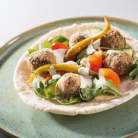 Wegetariański falafel w chlebie pita z sosem czosnkowym Wegetariański falafel w chlebie pita z sosem czosnkowym