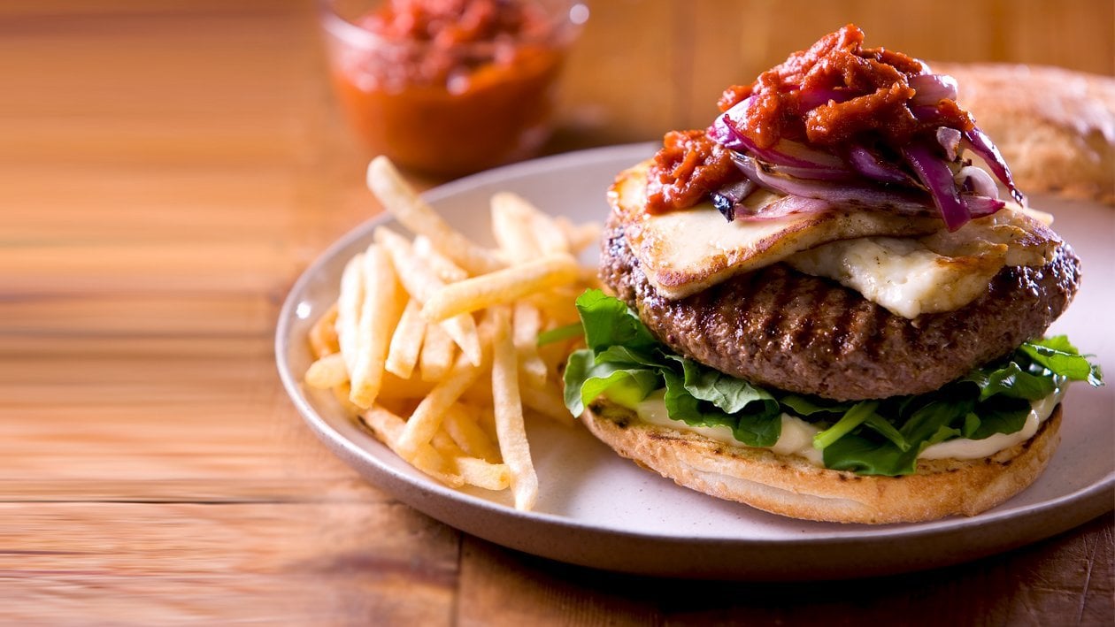 Grecki burger jagnięcy z serem Halloumi