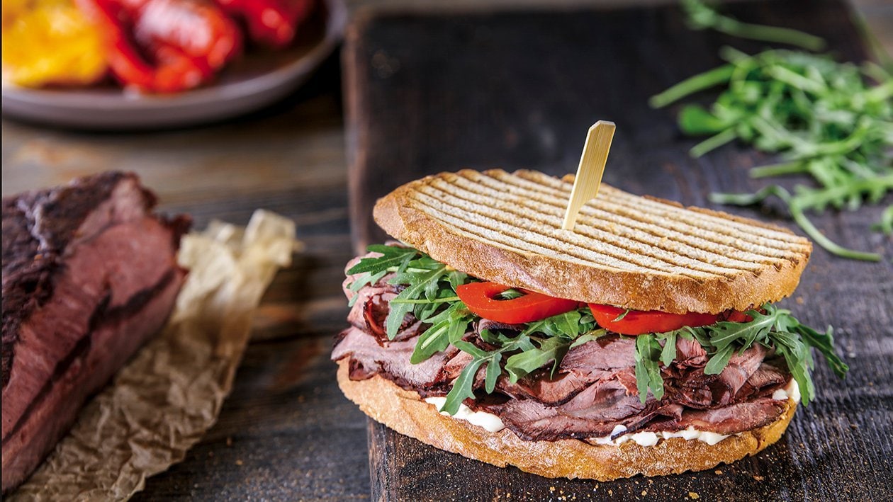 Kanapka pastrami z rukolą i grillowaną papryką – - Przepis