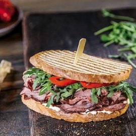 Kanapka pastrami z rukolą i grillowaną papryką Kanapka pastrami z rukolą i grillowaną papryką