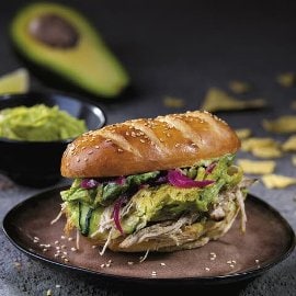 Kanapka z szarpanym indykiem, grillowanymi warzywami i guacamole Kanapka z szarpanym indykiem, grillowanymi warzywami i guacamole