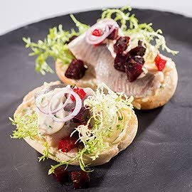 Matias sandwich - kanapka ze śledziem i sałatką z buraka Matias sandwich - kanapka ze śledziem i sałatką z buraka