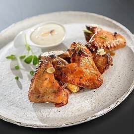 Skrzydełka kurczaka BBQ z dipem serowym Skrzydełka kurczaka BBQ z dipem serowym