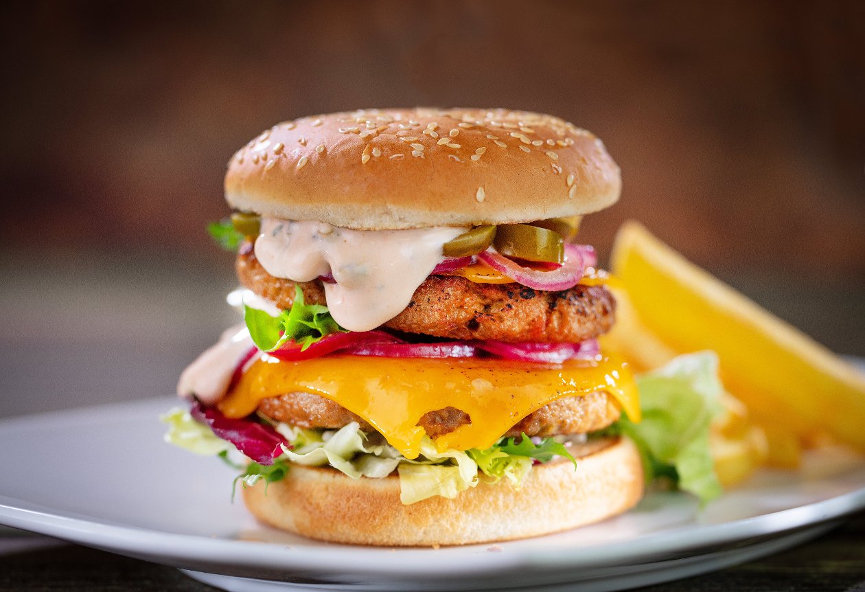 Spicy burger z jalapeno i marynowaną cebulą (wegetariański) – - Przepis