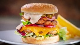 Spicy burger z jalapeno i marynowaną cebulą (wegetariański) Spicy burger z jalapeno i marynowaną cebulą (wegetariański)