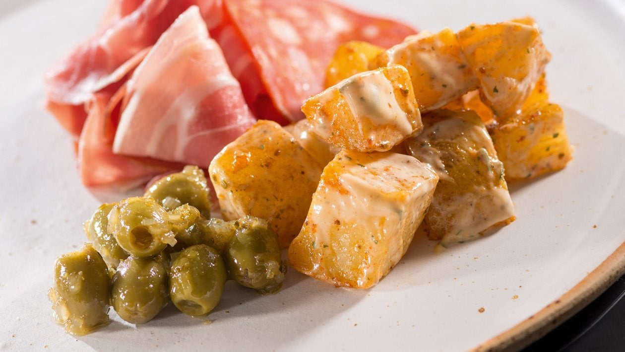 Tapas - Patatas Bravas z marynowanymi oliwkami i szynką