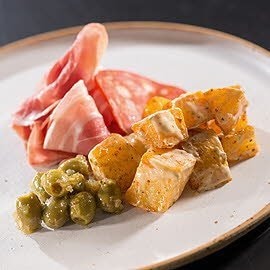 Tapas - Patatas Bravas z marynowanymi oliwkami i szynką Tapas - Patatas Bravas z marynowanymi oliwkami i szynką