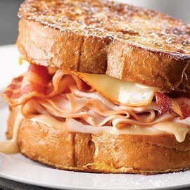 Tost francuski z szynką i serem, podany z sosem holenderskim Tost francuski z szynką i serem, podany z sosem holenderskim