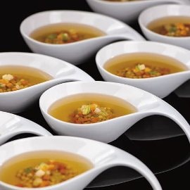 Bulion wołowy podany z makaronem grandine i warzywami